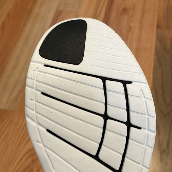 Men’s Lacoste lightweight sock sneaker. - Picture 6 of 10